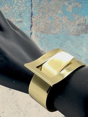 Bold Vintage Chunky Polished Gold Tone Hinged Buckle Bracelet Edgy